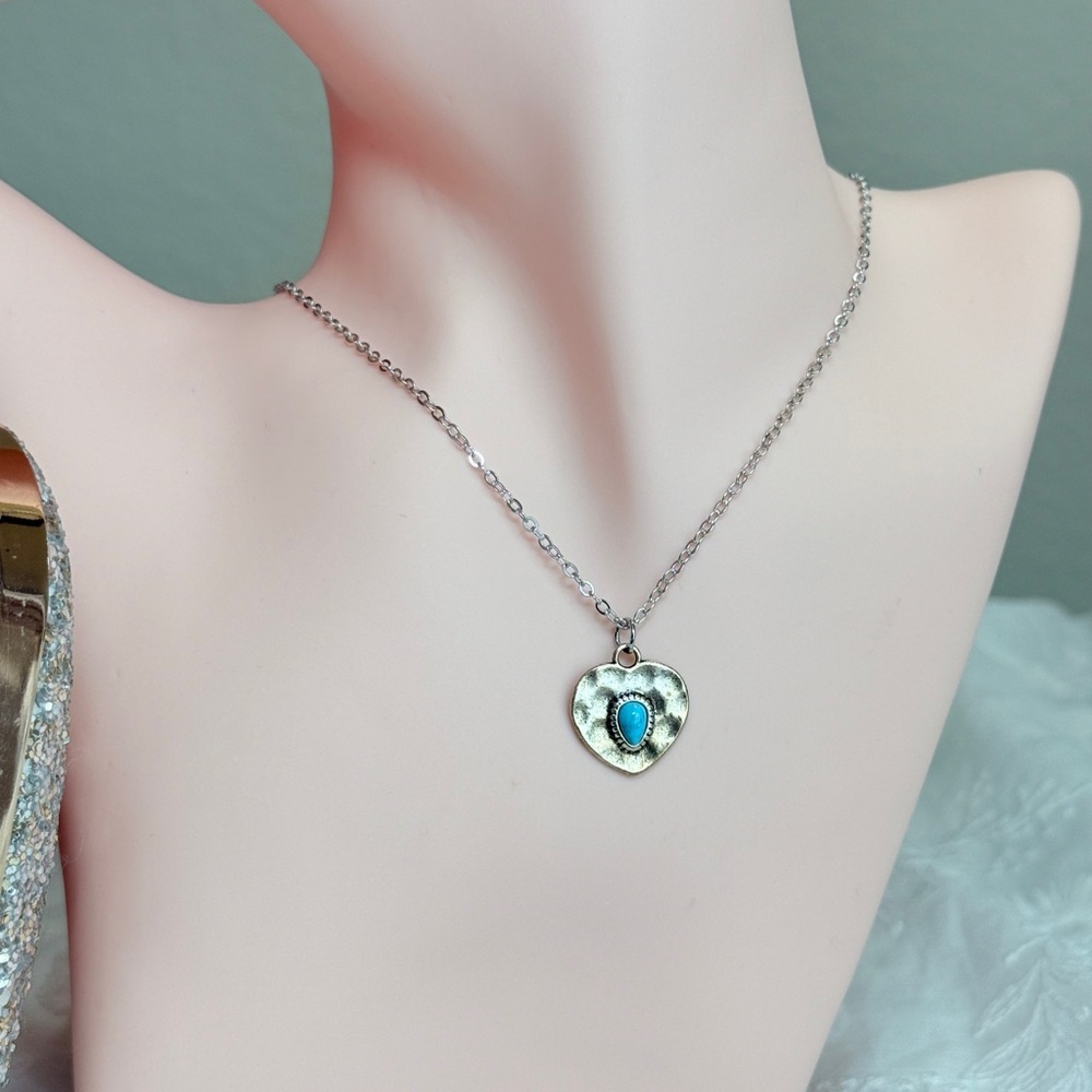 ⚜️ Silver Heart Pendant Necklace with Blue Accent - Picture 9 of 9